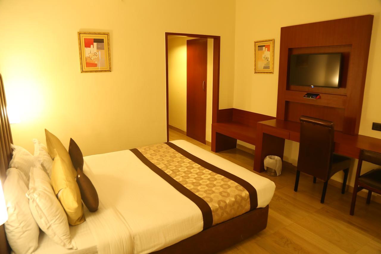 Hotel Swarn Towers Bareilly Esterno foto